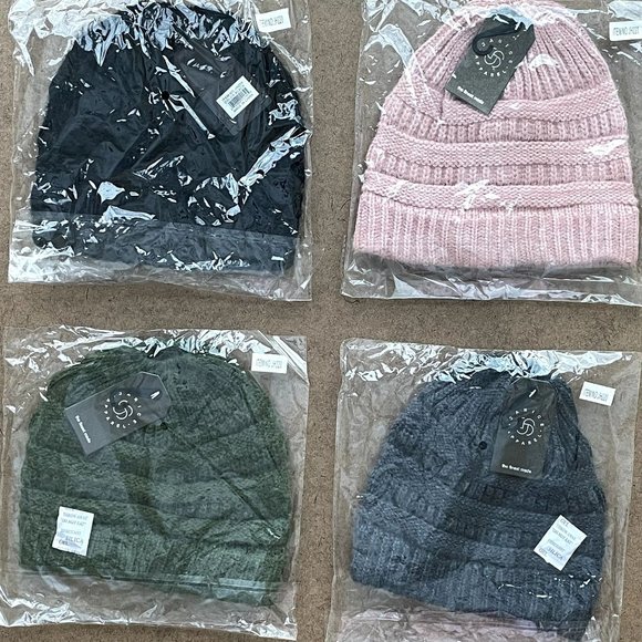 WOMENS BLACK KNITTED PONYTAIL BEANIE - NWT - OSFA - Picture 6 of 7